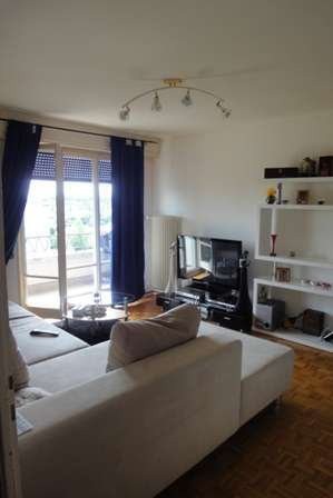 1 room apartment

1 room apartment, comprising:
a small entrance hall, a bathroom with WC, a bedroom, a living room with balcony (small view over Lake Geneva), a fitted kitchen and a bedroom.

The building is located 5 minutes on foot from the Renens station, close to shops and major road axes.