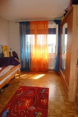 1 room apartment

1 room apartment, comprising:
a small entrance hall, a bathroom with WC, a bedroom, a living room with balcony (small view over Lake Geneva), a fitted kitchen and a bedroom.

The building is located 5 minutes on foot from the Renens station, close to shops and major road axes.