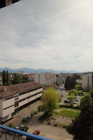 1 room apartment

1 room apartment, comprising:
a small entrance hall, a bathroom with WC, a bedroom, a living room with balcony (small view over Lake Geneva), a fitted kitchen and a bedroom.

The building is located 5 minutes on foot from the Renens station, close to shops and major road axes.
