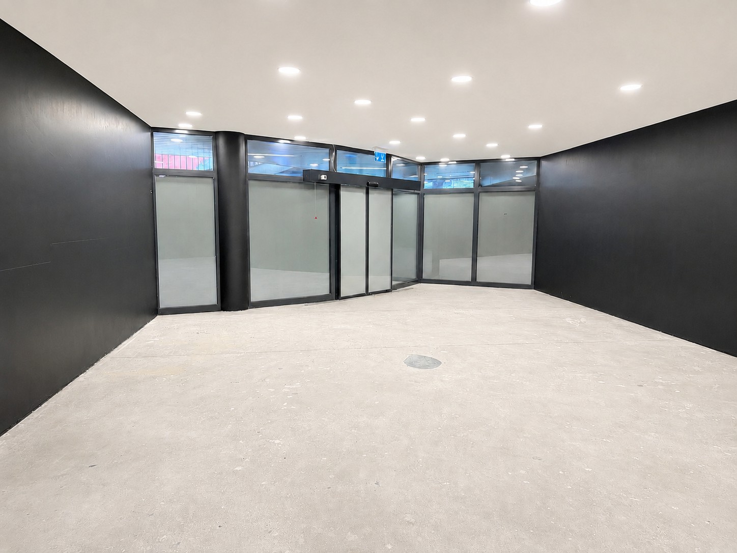 102m² commercial