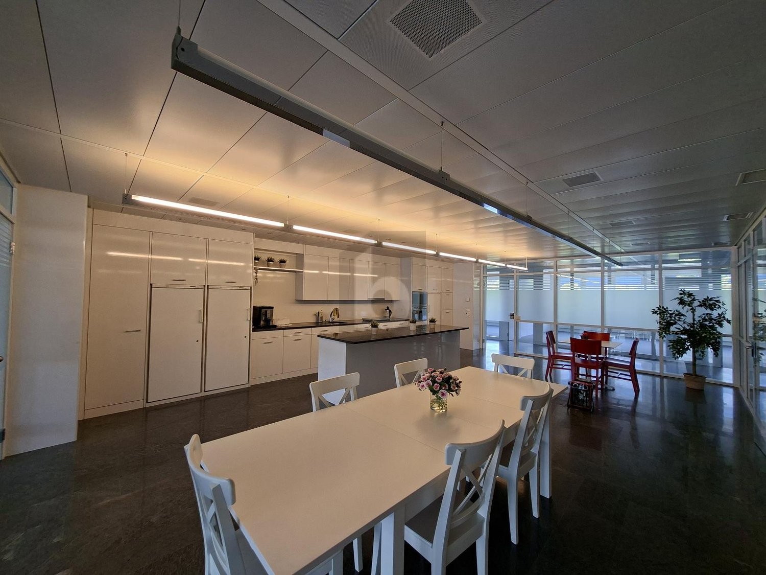 304m² office, photo 1 of 4