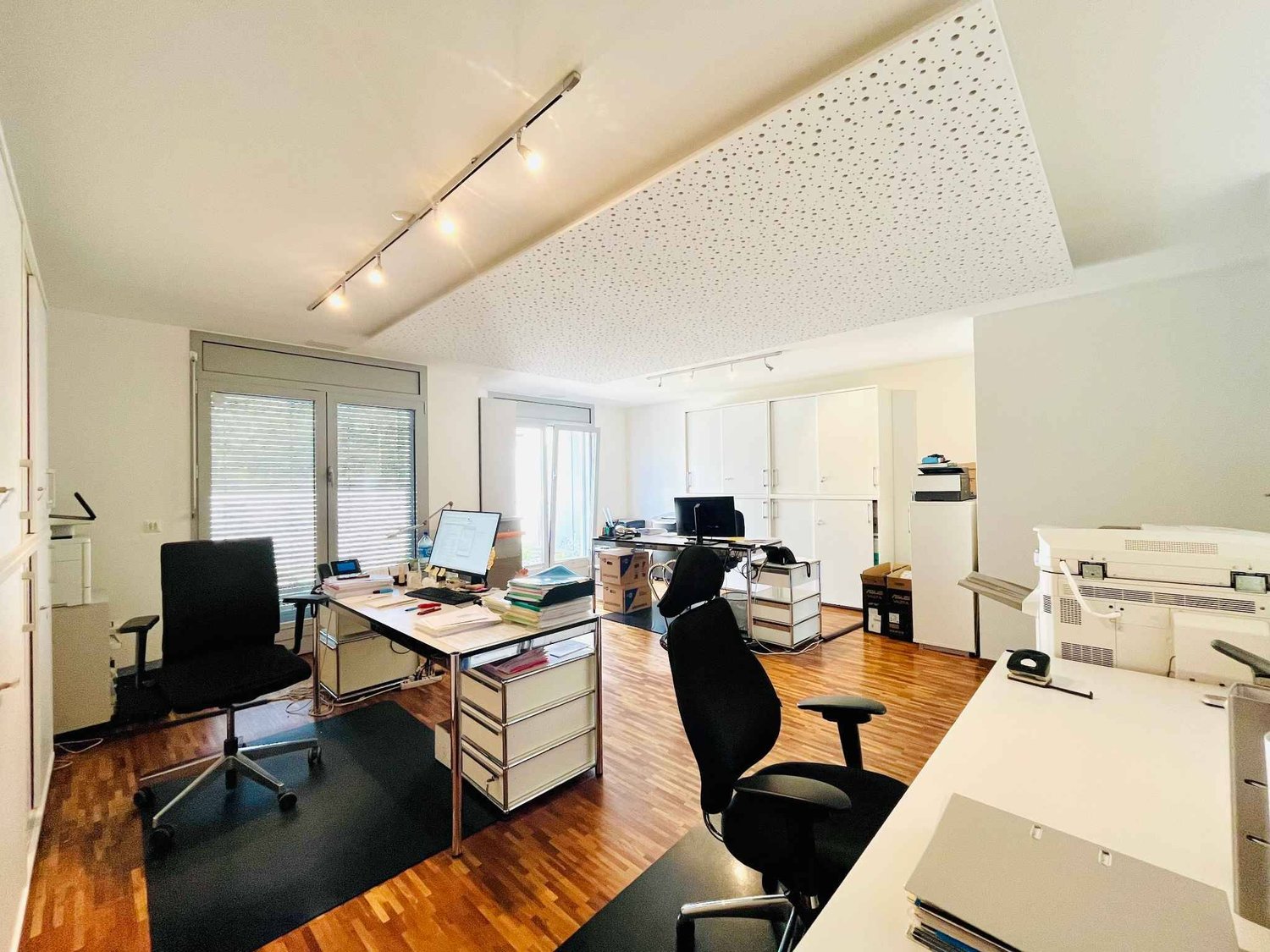 90m² office

Through-offices of 90 m² with view of Lac Léman and spacious terrace

Privileged location by the lake
At only 10 minutes from the CFF station
Close to motorway axes

Unobstructed view of Lac Léman
Beautiful brightness
Modern layout
Modulable architecture
Large open space
Conference room, photo 4 of 4