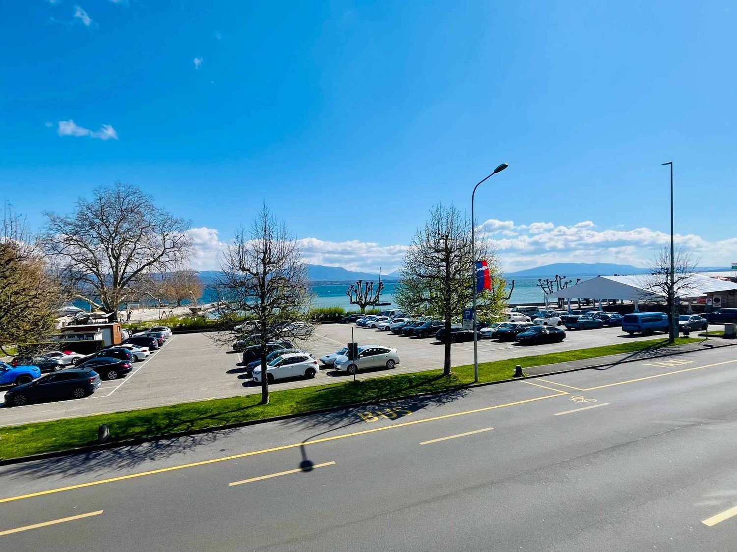 90m² office

Through-offices of 90 m² with view of Lac Léman and spacious terrace

Privileged location by the lake
At only 10 minutes from the CFF station
Close to motorway axes

Unobstructed view of Lac Léman
Beautiful brightness
Modern layout
Modulable architecture
Large open space
Conference room, photo 1 of 4