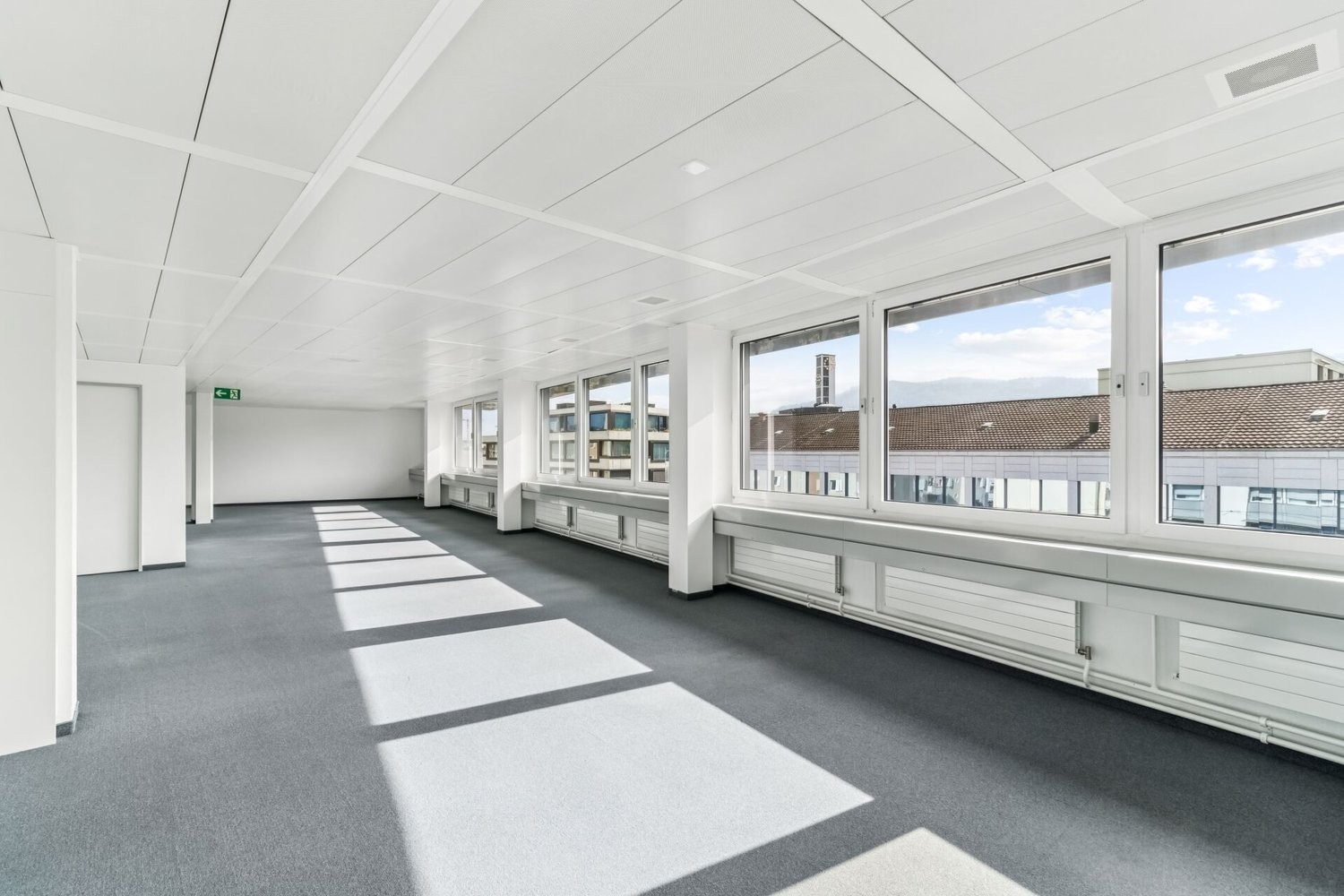 681m² office, photo 1 of 10