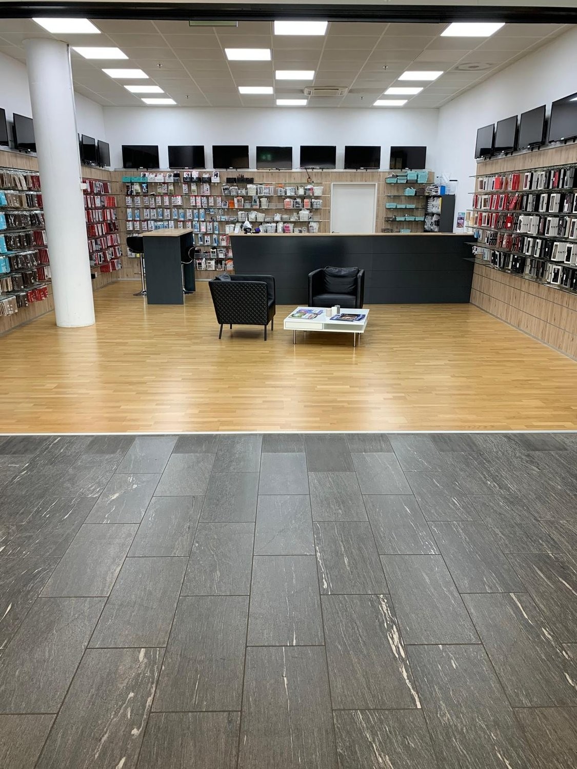 115m² shop, photo 1 of 2