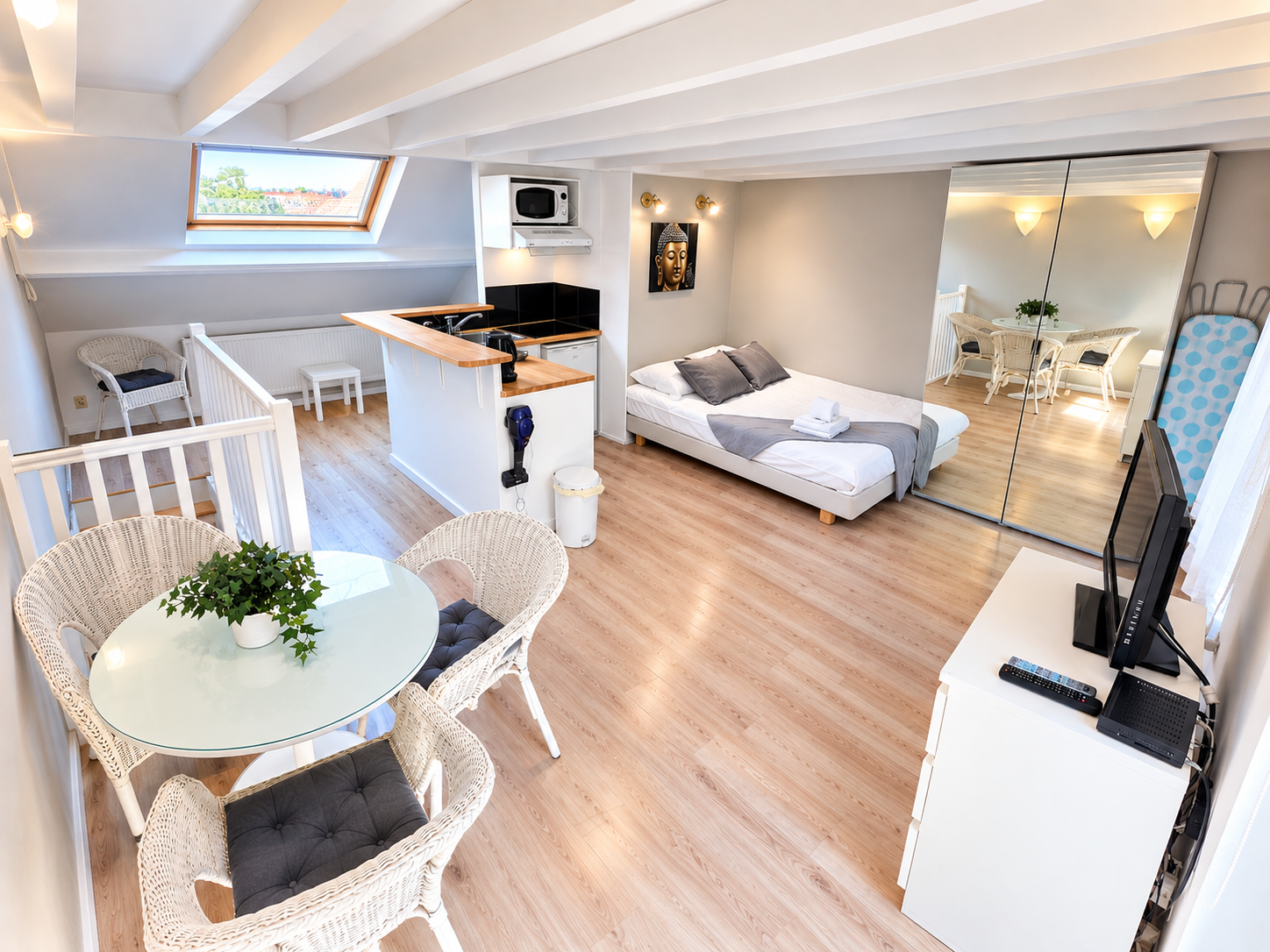 CENTRE - LARGE FURNISHED STUDIO + BEAUTIFUL TERRACE","description":"In the very heart of Kreis 6, a few minutes' walk from Bucheggplatz and not far from Hönggerberg and the ETH campus, studio with an area of 26m2 + private terrace of +/-3,5m2. The studio consists of a bright living room, a highly eq