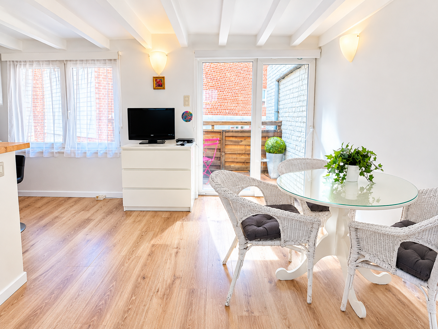 CENTRE - LARGE FURNISHED STUDIO + BEAUTIFUL TERRACE","description":"In the very heart of Kreis 6, a few minutes' walk from Bucheggplatz and not far from Hönggerberg and the ETH campus, studio with an area of 26m2 + private terrace of +/-3,5m2. The studio consists of a bright living room, a highly eq