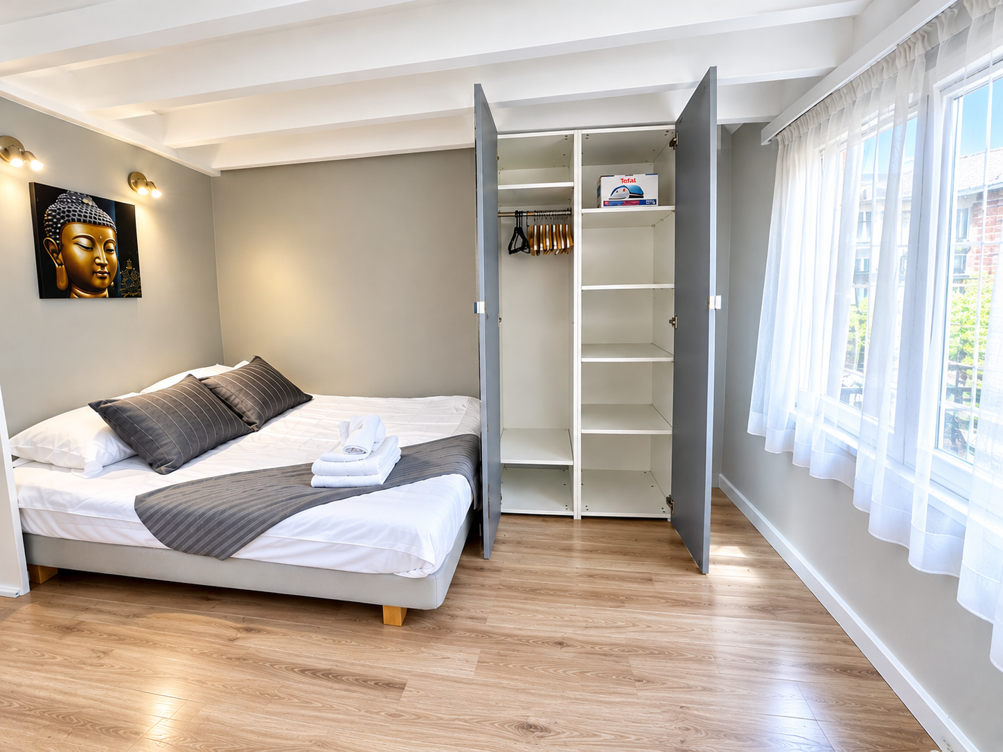 CENTRE - LARGE FURNISHED STUDIO + BEAUTIFUL TERRACE","description":"In the very heart of Kreis 6, a few minutes' walk from Bucheggplatz and not far from Hönggerberg and the ETH campus, studio with an area of 26m2 + private terrace of +/-3,5m2. The studio consists of a bright living room, a highly eq