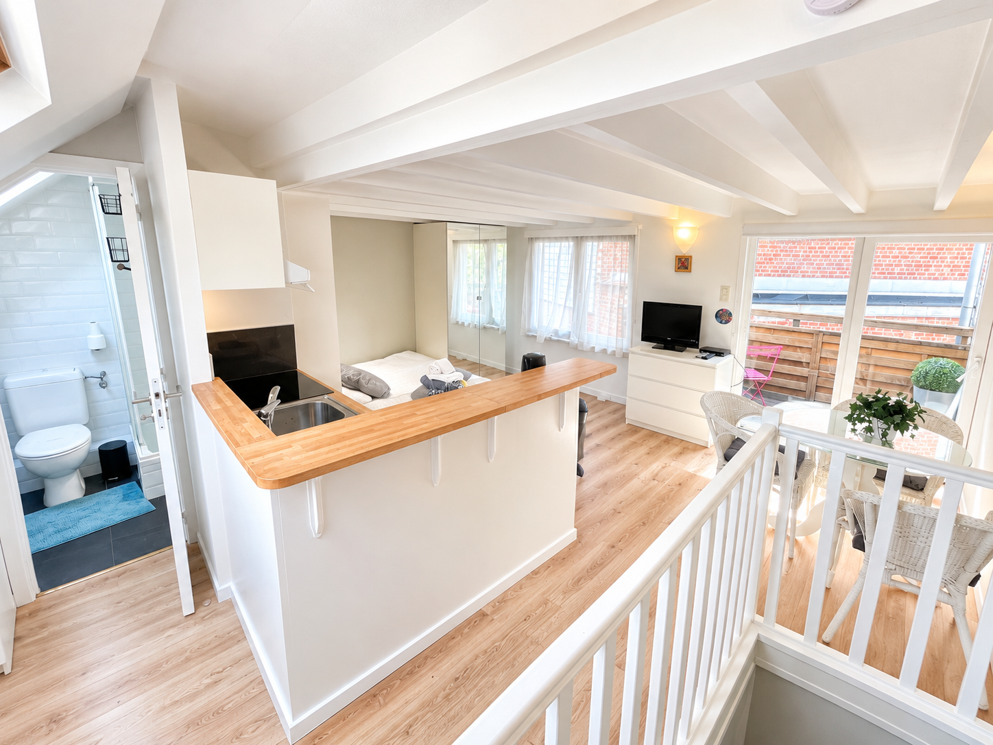 CENTRE - LARGE FURNISHED STUDIO + BEAUTIFUL TERRACE","description":"In the very heart of Kreis 6, a few minutes' walk from Bucheggplatz and not far from Hönggerberg and the ETH campus, studio with an area of 26m2 + private terrace of +/-3,5m2. The studio consists of a bright living room, a highly eq