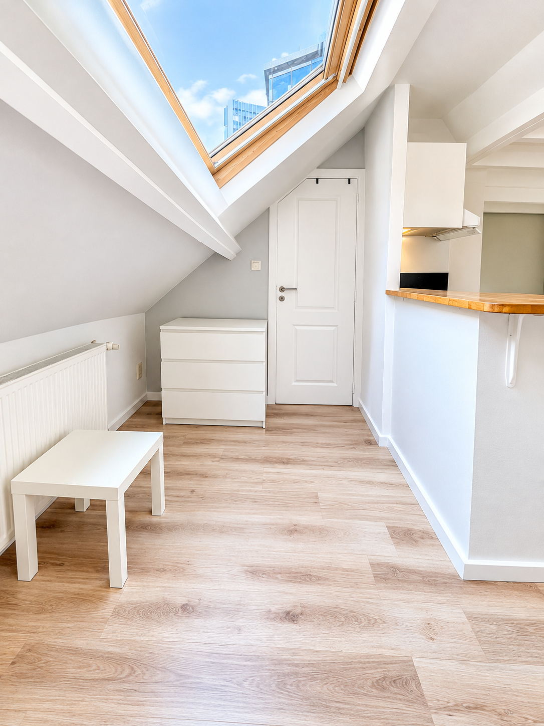 CENTRE - LARGE FURNISHED STUDIO + BEAUTIFUL TERRACE","description":"In the very heart of Kreis 6, a few minutes' walk from Bucheggplatz and not far from Hönggerberg and the ETH campus, studio with an area of 26m2 + private terrace of +/-3,5m2. The studio consists of a bright living room, a highly eq