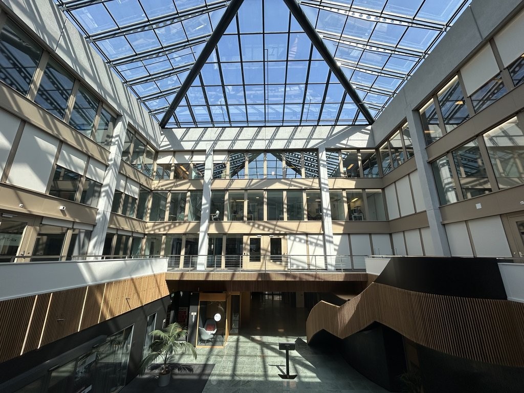198m² office

Surface of 198 m2 at the Geneva Business Center in Lancy

Located 10 minutes from the highway exit and 5 minutes on foot from the "les Esserts" tram stop

The Geneva Business Center offers numerous services, including Facility Management, reception and mail service, restaurant, secure , photo 2 of 8