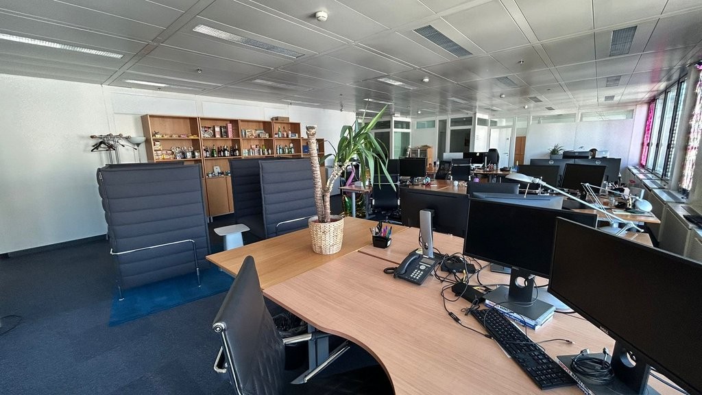 198m² office

Surface of 198 m2 at the Geneva Business Center in Lancy

Located 10 minutes from the highway exit and 5 minutes on foot from the "les Esserts" tram stop

The Geneva Business Center offers numerous services, including Facility Management, reception and mail service, restaurant, secure , photo 8 of 8