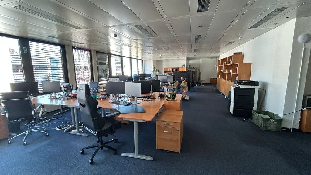 198m² office

Surface of 198 m2 at the Geneva Business Center in Lancy

Located 10 minutes from the highway exit and 5 minutes on foot from the "les Esserts" tram stop

The Geneva Business Center offers numerous services, including Facility Management, reception and mail service, restaurant, secure , photo 4 of 8