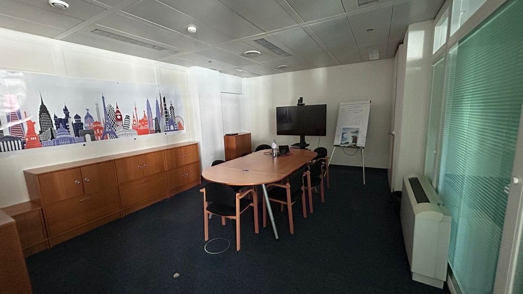 198m² office

Surface of 198 m2 at the Geneva Business Center in Lancy

Located 10 minutes from the highway exit and 5 minutes on foot from the "les Esserts" tram stop

The Geneva Business Center offers numerous services, including Facility Management, reception and mail service, restaurant, secure , photo 5 of 8