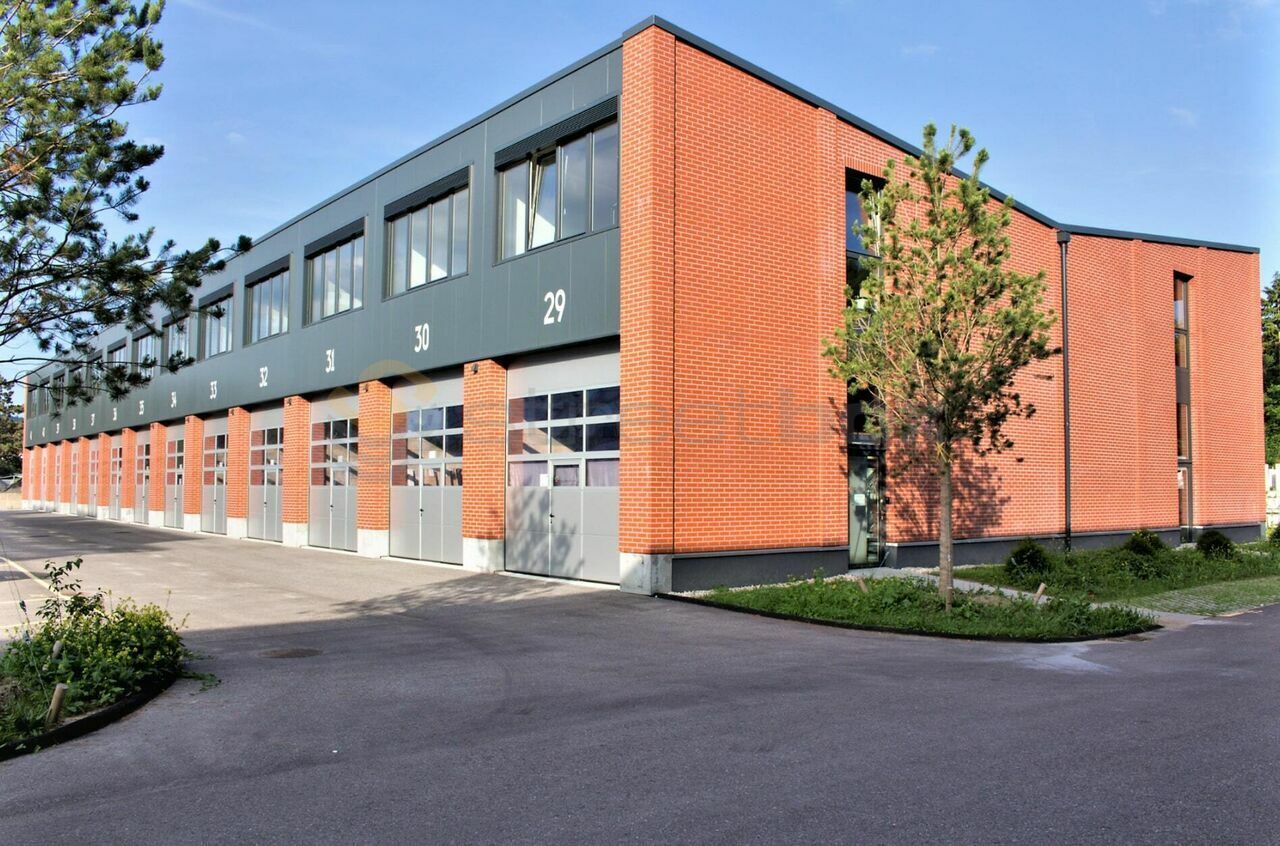 50m² commercial

Box on the upper floor of 50m2 - 5m x 10m

For SMEs, freelancers and private, surfaces of 50 m2 on 1 level (on the upper floor)
Very well located close to amenities and highway
Amperage: 16A, 30 mA three-phase

Hall 100% modular delivered with the following equipment:
Electricity
Te