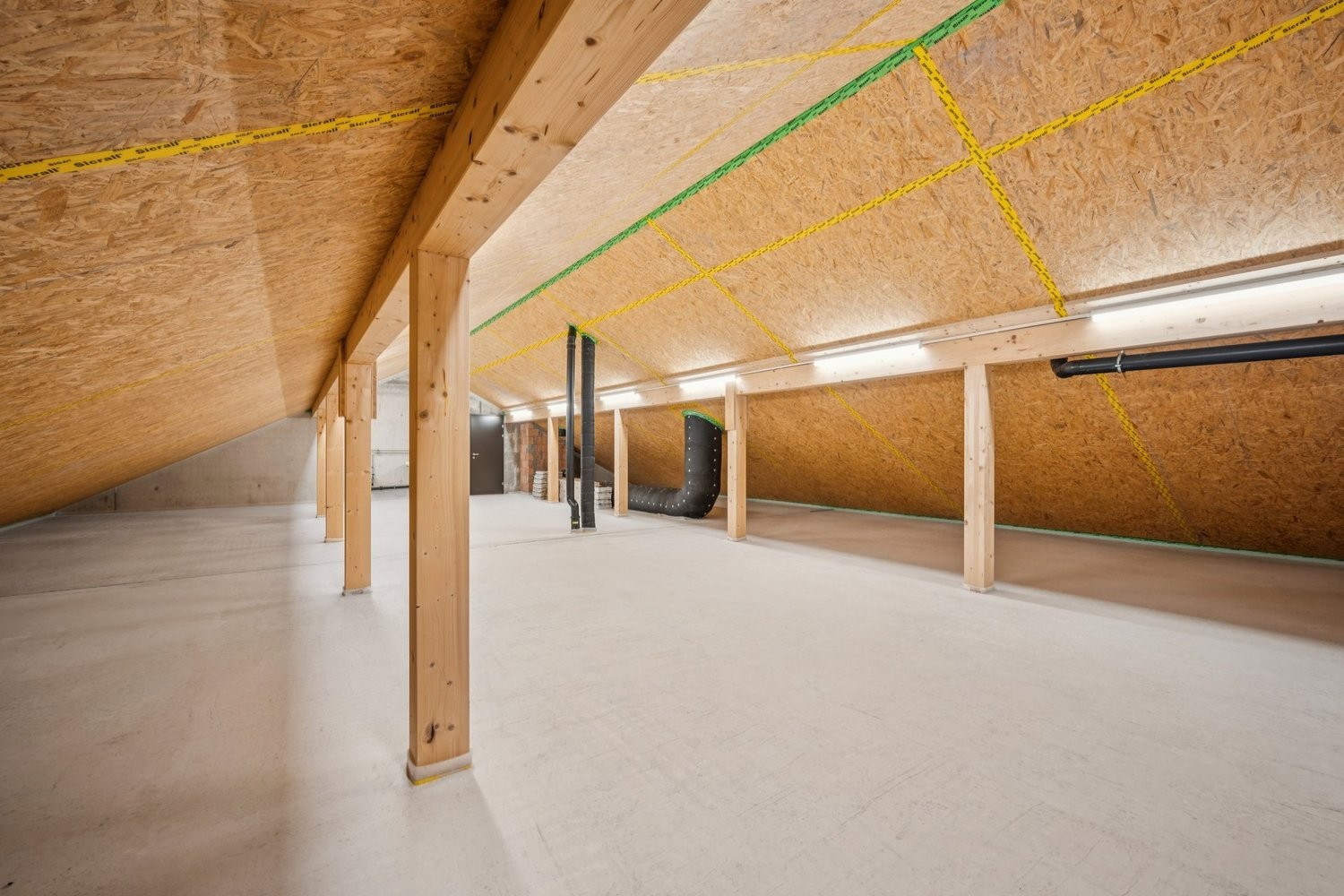 176m² attic compartment, photo 2 of 4