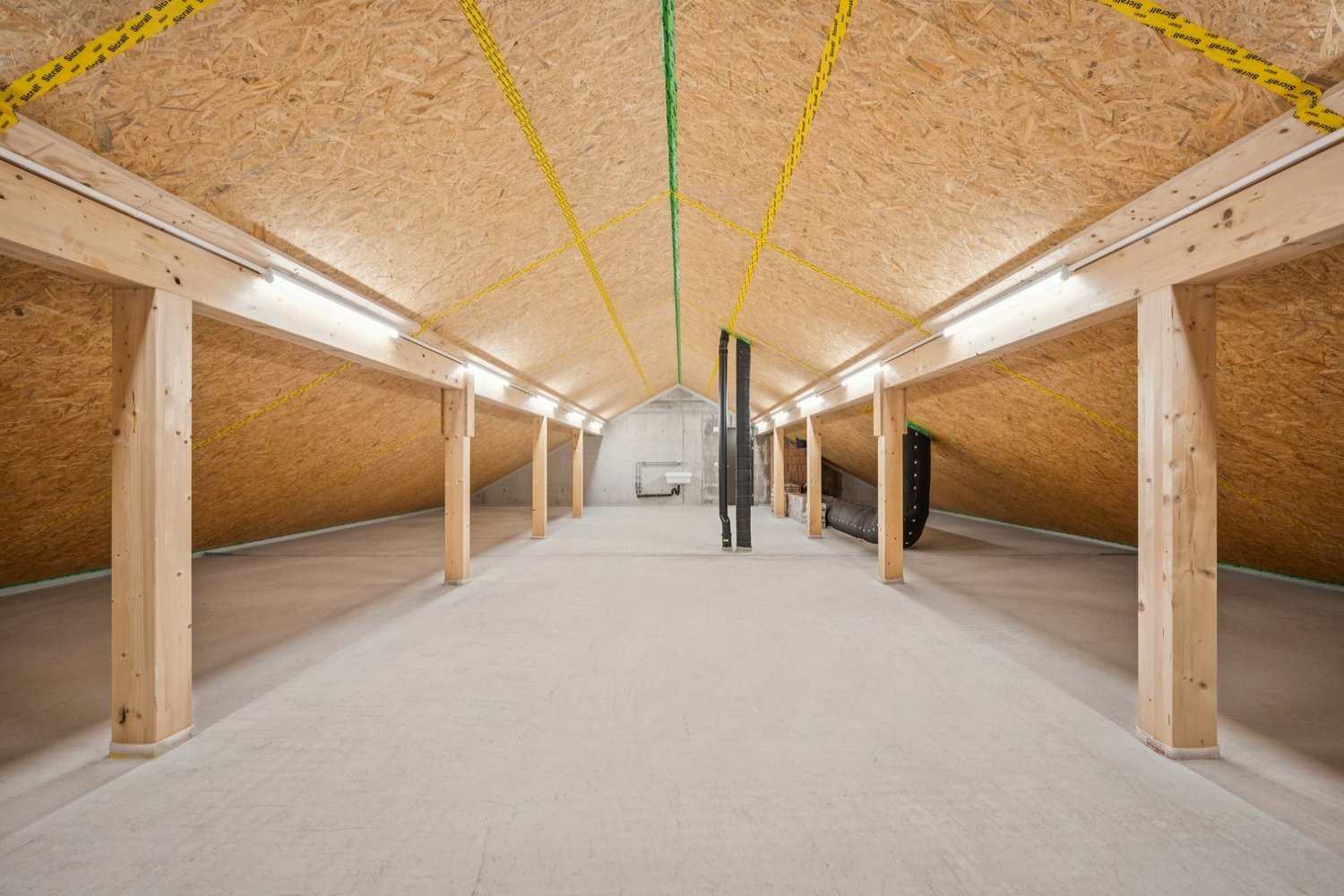 176m² attic compartment, photo 1 of 4