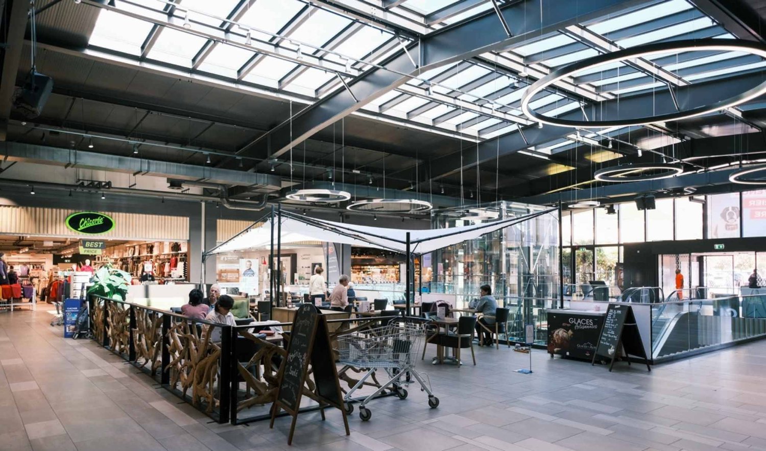 103m² arcade