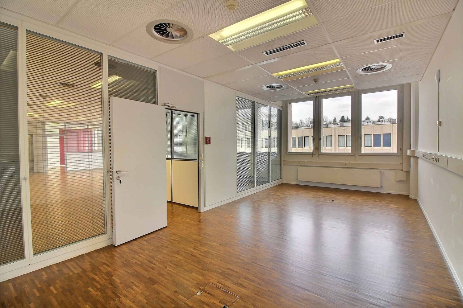 186m² office