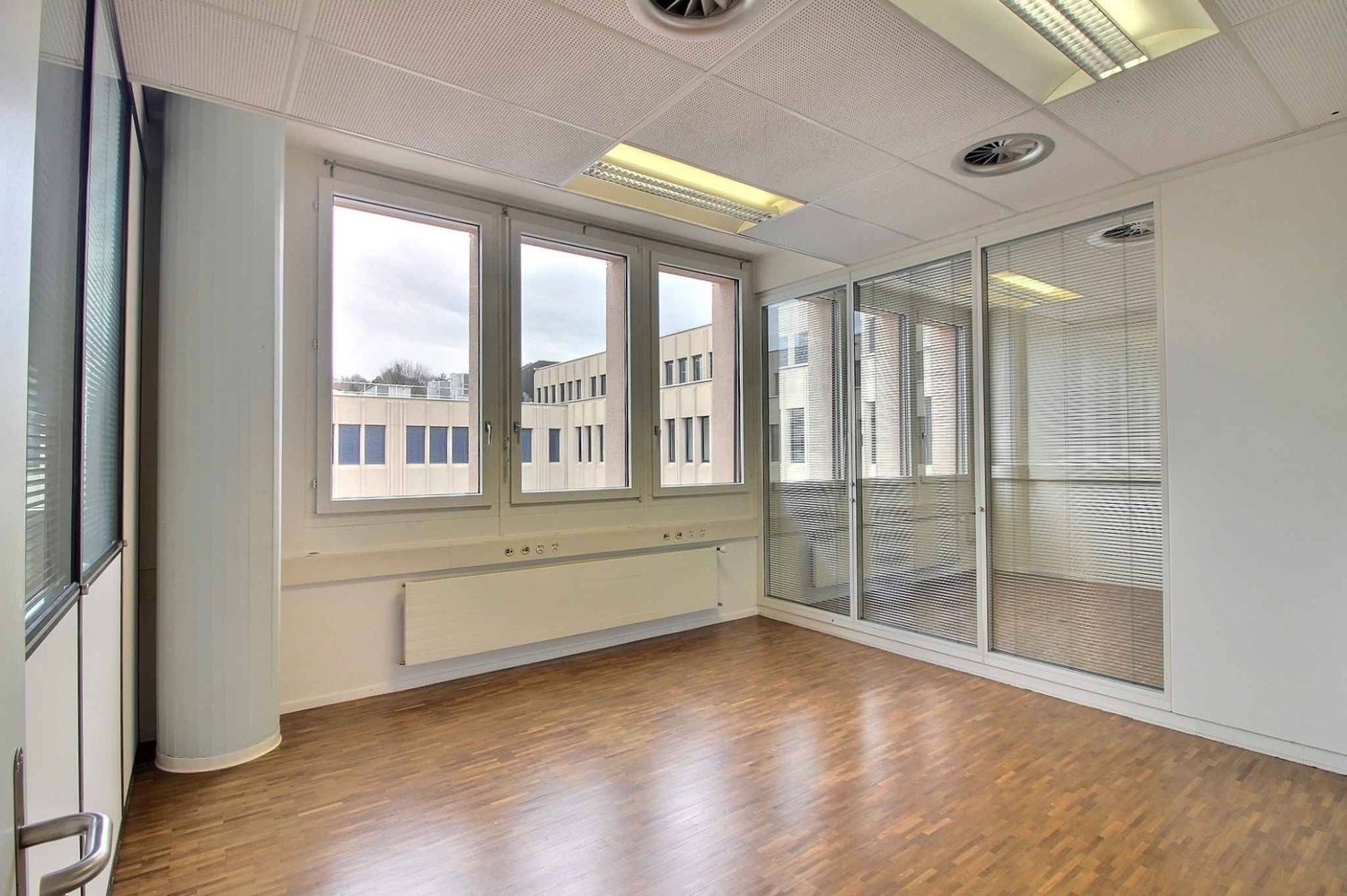 186m² office