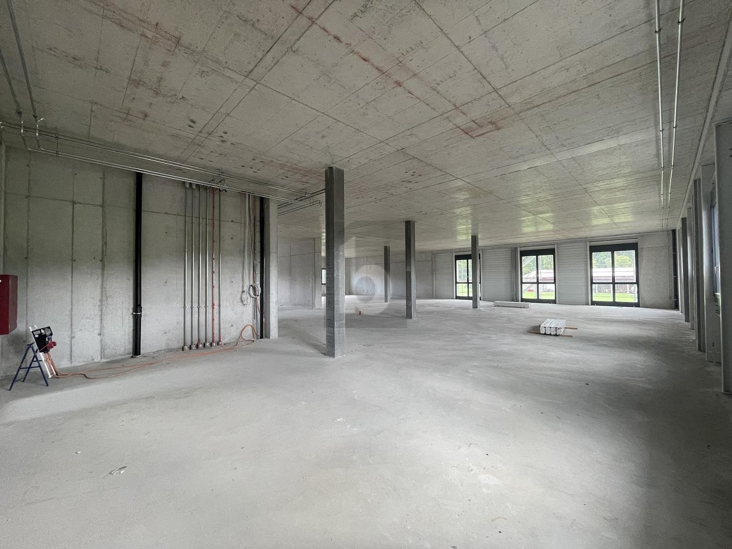 100m² industrial object, photo 1 of 4