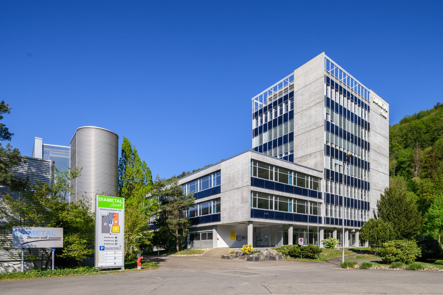 284m² office, photo 1 of 8
