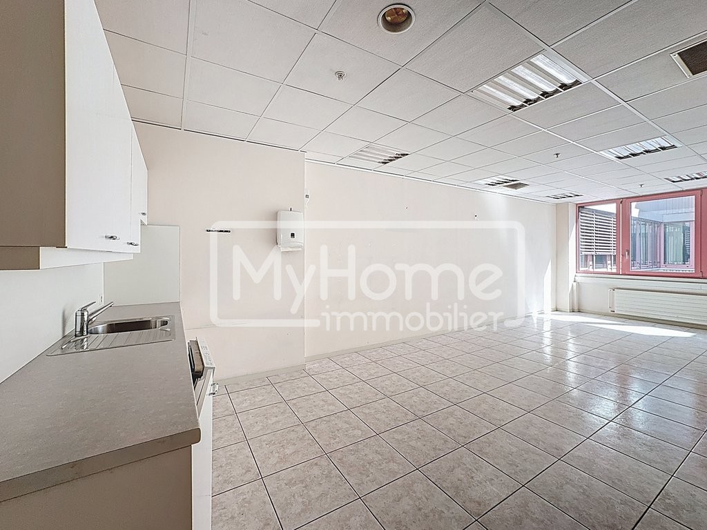 805m² shop, photo 1 of 10
