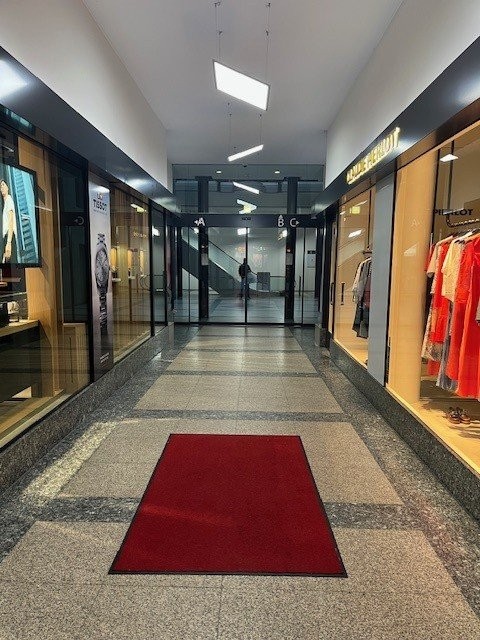105m² shop, photo 2 of 4