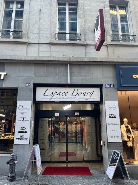 105m² shop, photo 1 of 4