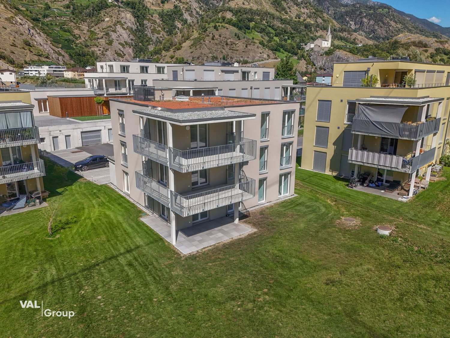 Multi family house, photo 2 of 10