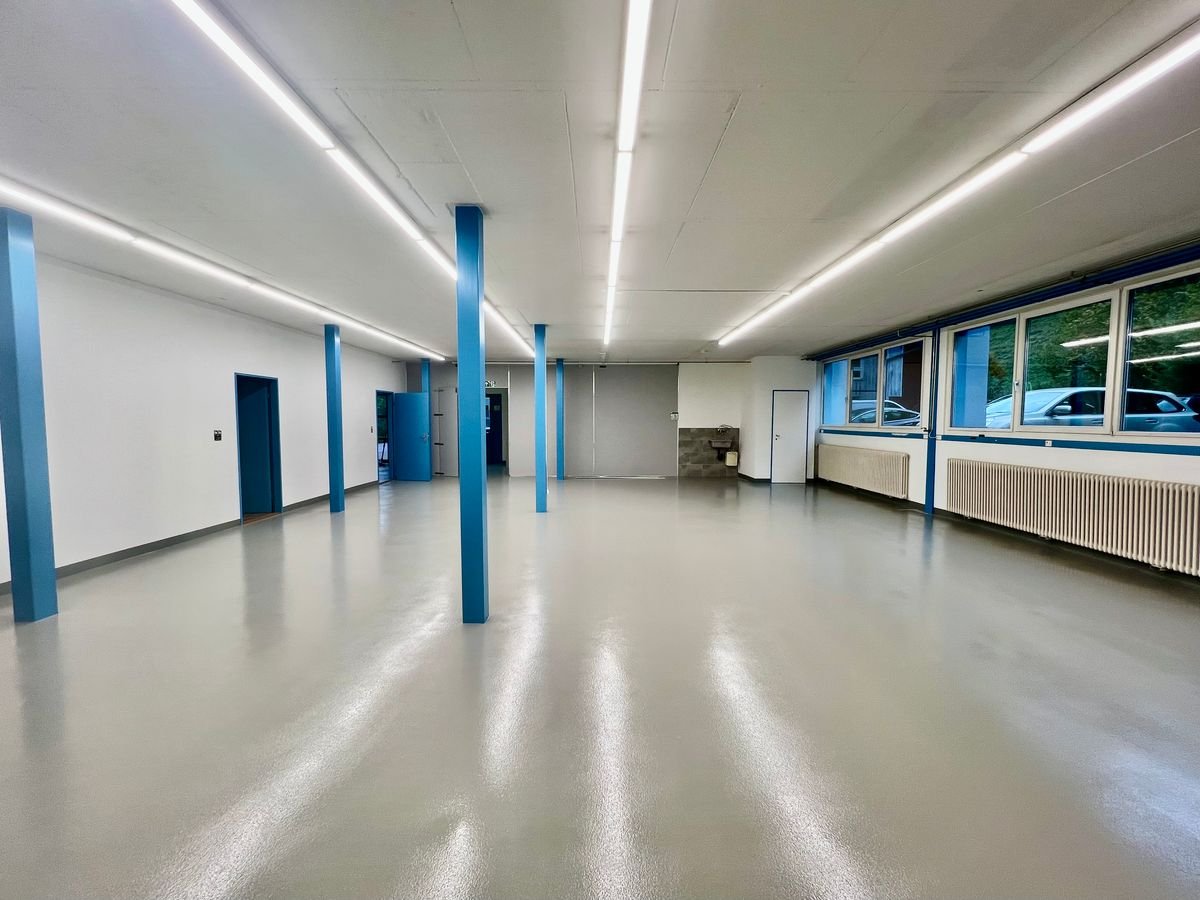 240m² workshop, photo 1 of 5