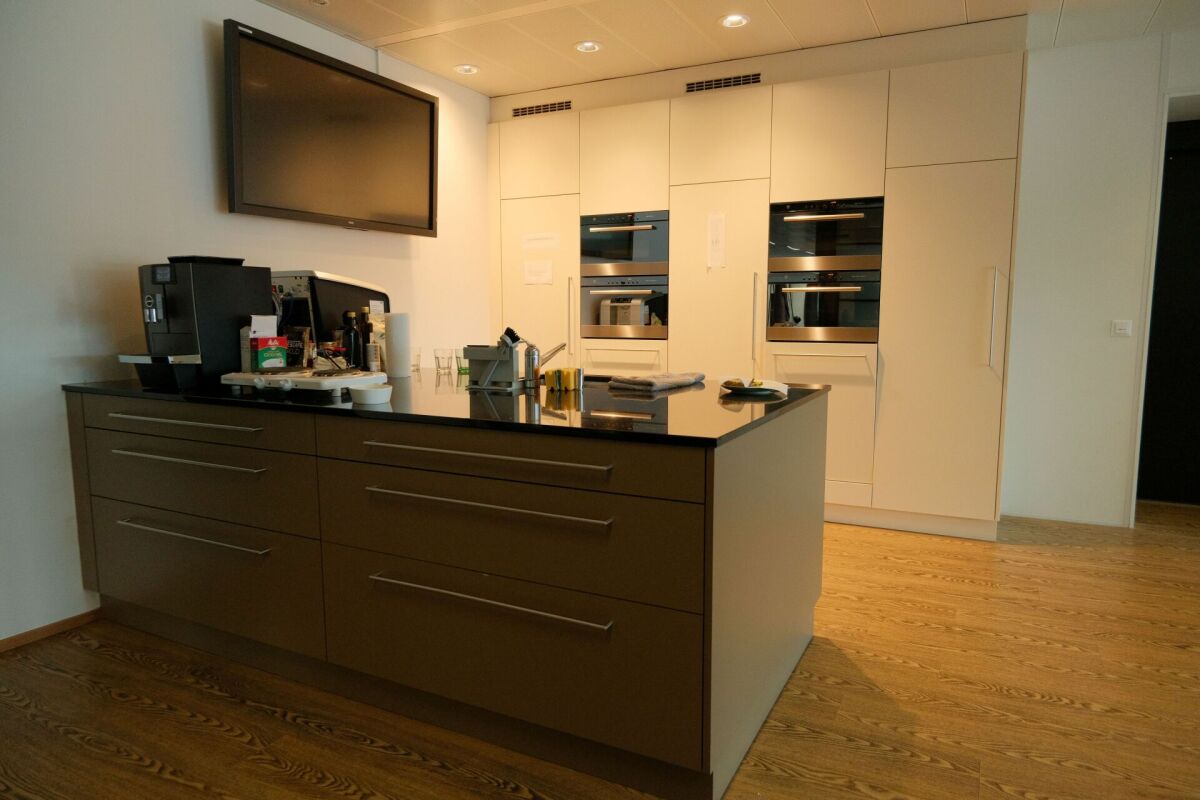 866m² office