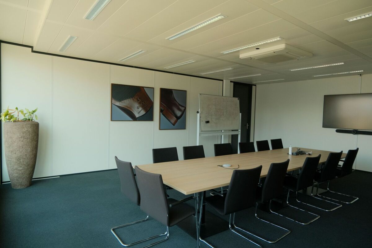 866m² office