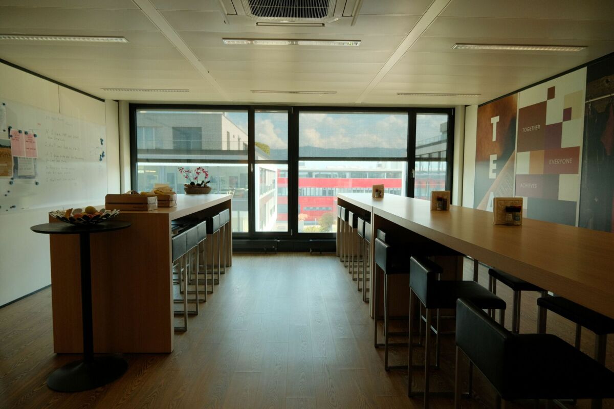 866m² office