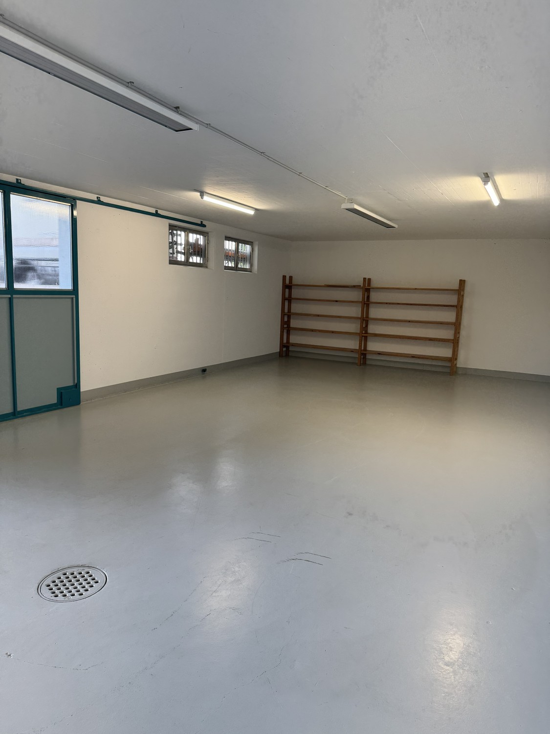 Commercial, photo 2 of 5