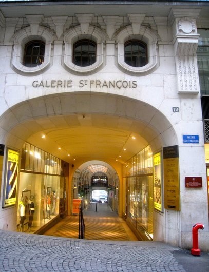 Advertising area","description":"For rent immediately or by arrangement, a shop window located at Galerie Saint-François in 1003 Lausanne.   
  
Monthly rent: CHF 125.00"} 

Wait, I should follow the requested format strictly. 

**title**: Advertising area
**description**: For rent immediately or by