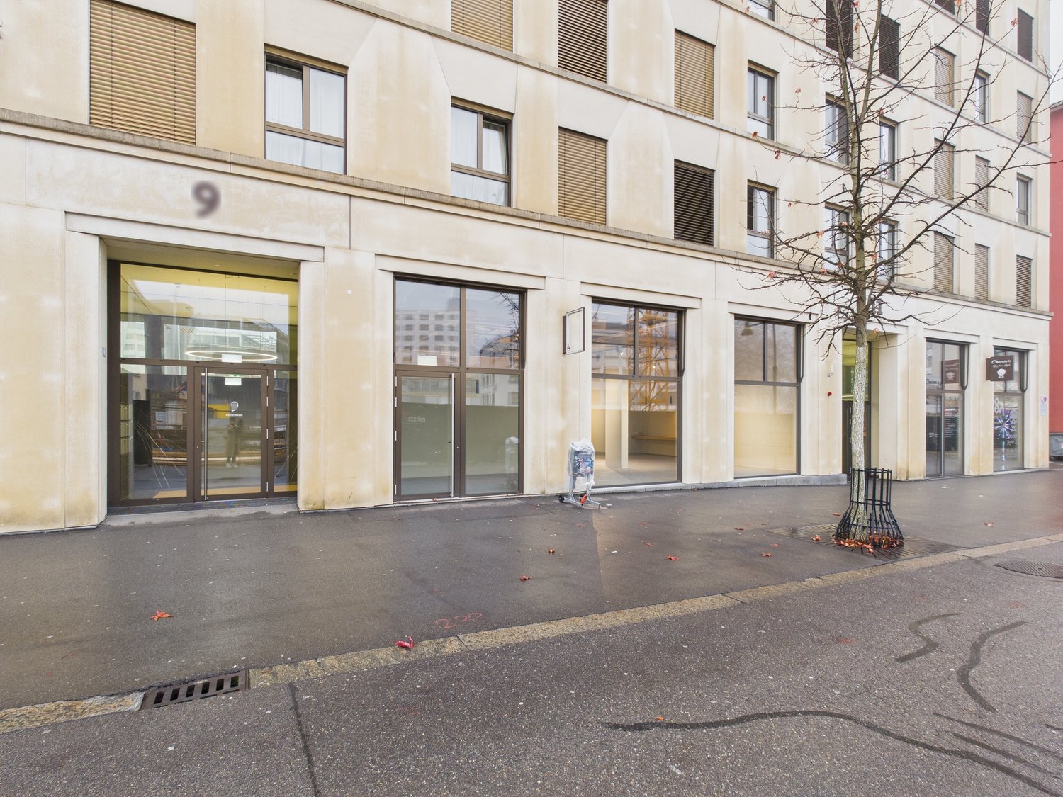 182m² shop, photo 1 of 10