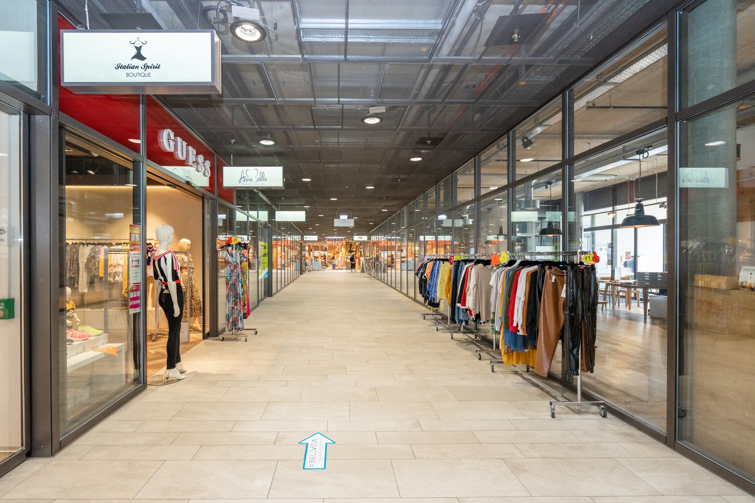 118m² shopping centre