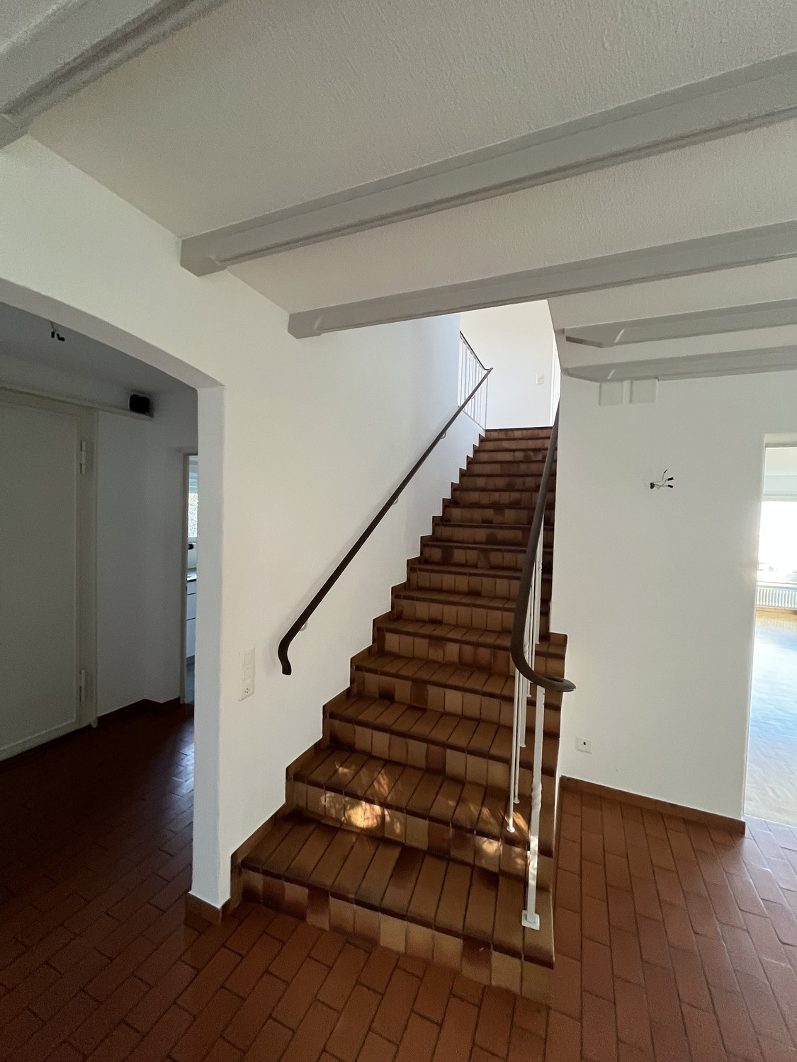 Maison individuelle de 6 pièces

Cette maison individuelle chaleureuse offre beaucoup d'espace pour toute la famille et convainc par son emplacement calme ainsi qu'une connexion optimale aux transports publics – l'arrêt de bus se trouve directement devant l'entrée.  
  
Points forts de la maison :  