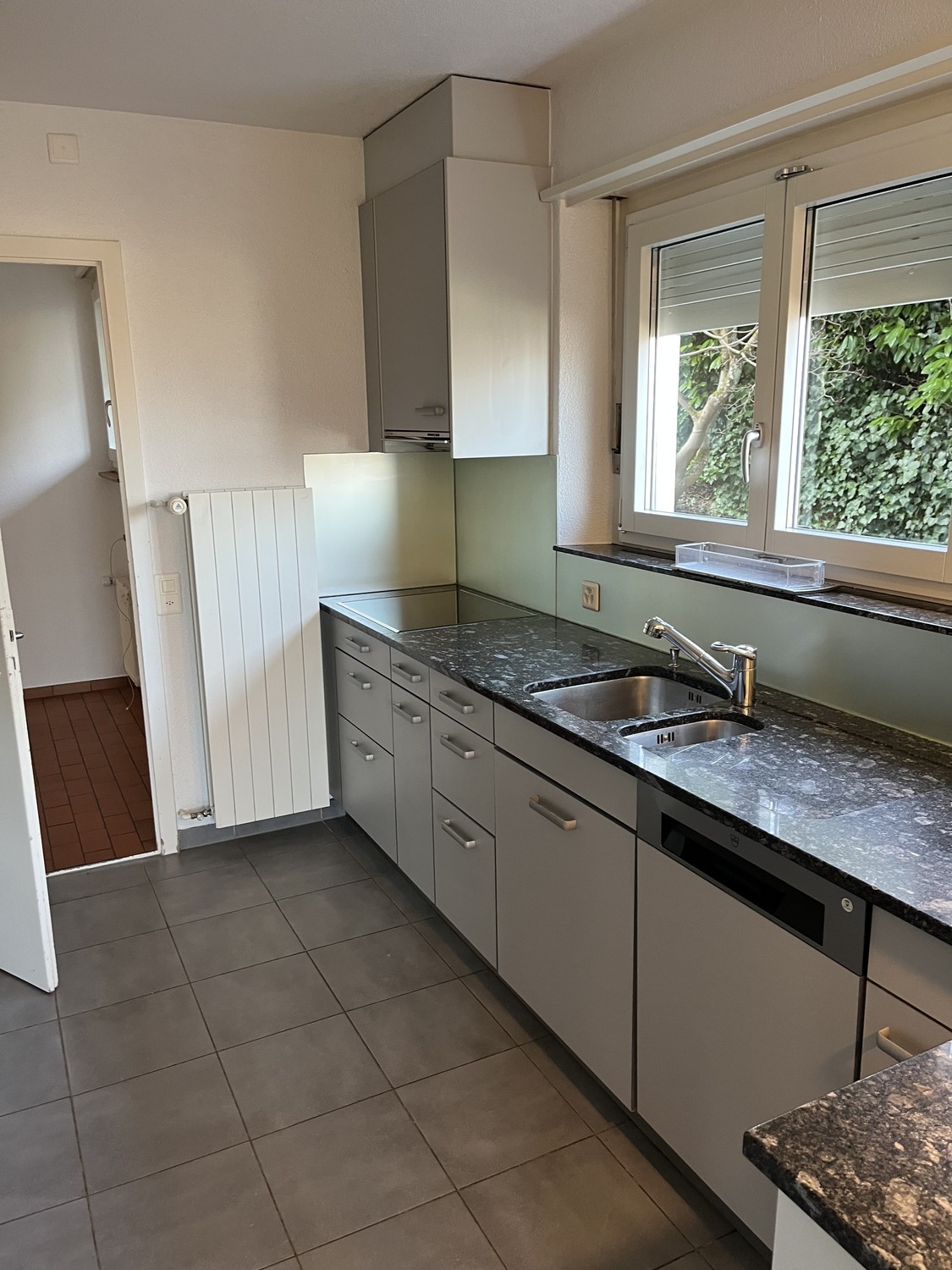 Maison individuelle de 6 pièces

Cette maison individuelle chaleureuse offre beaucoup d'espace pour toute la famille et convainc par son emplacement calme ainsi qu'une connexion optimale aux transports publics – l'arrêt de bus se trouve directement devant l'entrée.  
  
Points forts de la maison :  