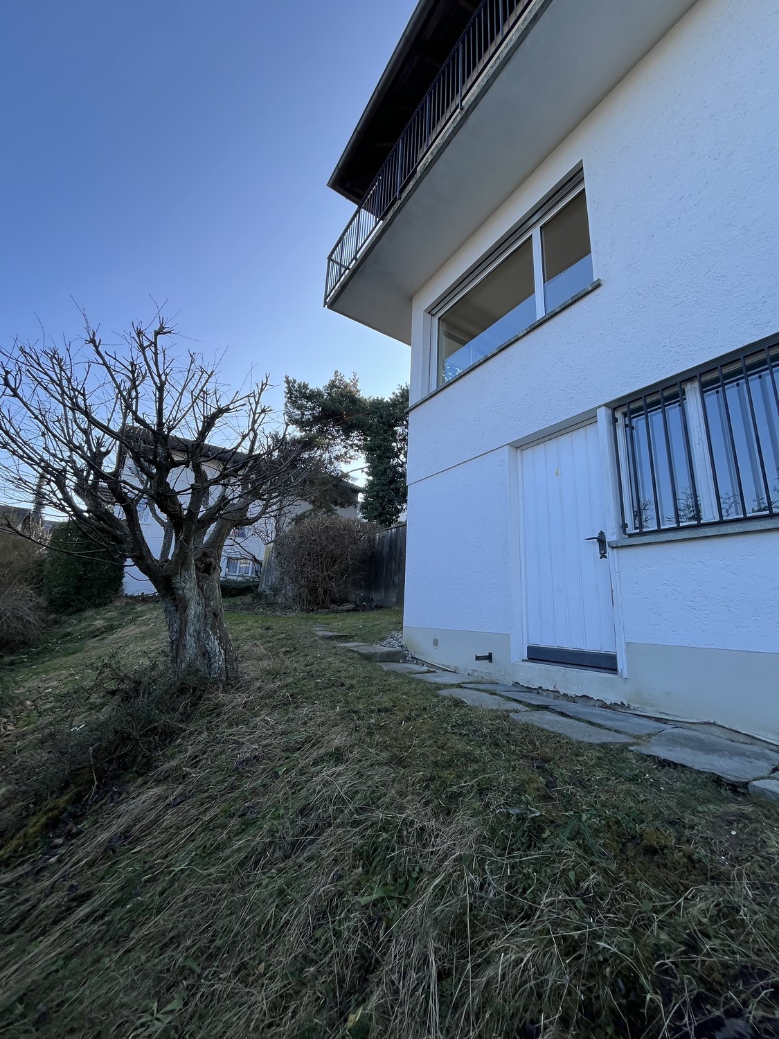 Maison individuelle de 6 pièces

Cette maison individuelle chaleureuse offre beaucoup d'espace pour toute la famille et convainc par son emplacement calme ainsi qu'une connexion optimale aux transports publics – l'arrêt de bus se trouve directement devant l'entrée.  
  
Points forts de la maison :  