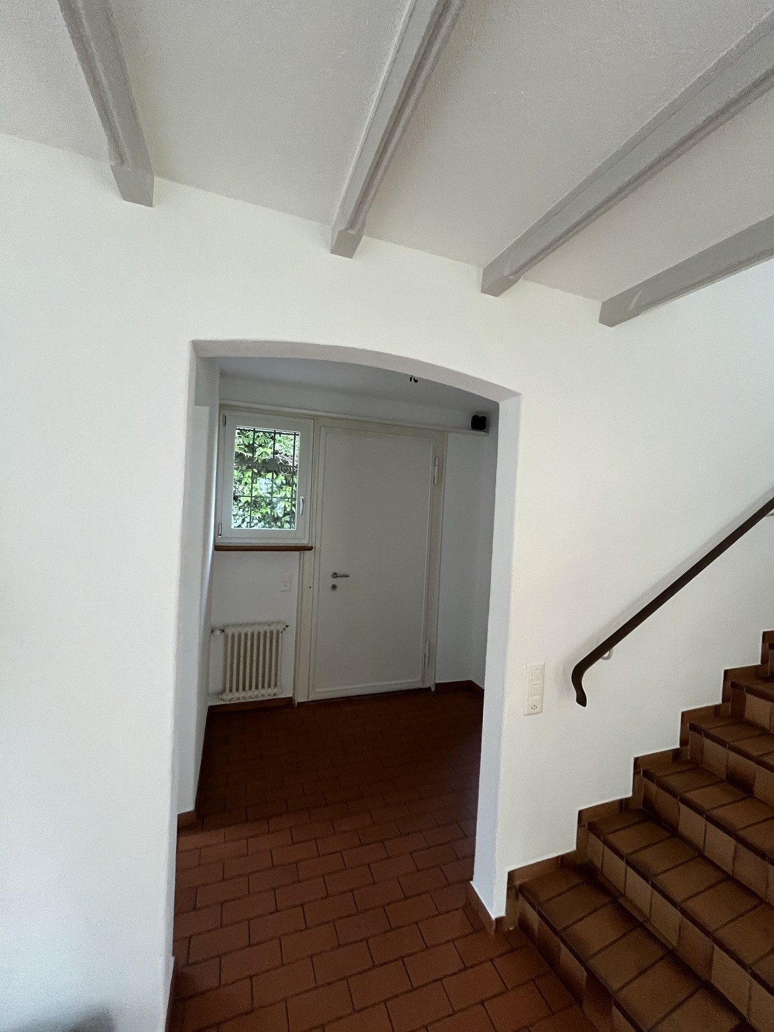 Maison individuelle de 6 pièces

Cette maison individuelle chaleureuse offre beaucoup d'espace pour toute la famille et convainc par son emplacement calme ainsi qu'une connexion optimale aux transports publics – l'arrêt de bus se trouve directement devant l'entrée.  
  
Points forts de la maison :  