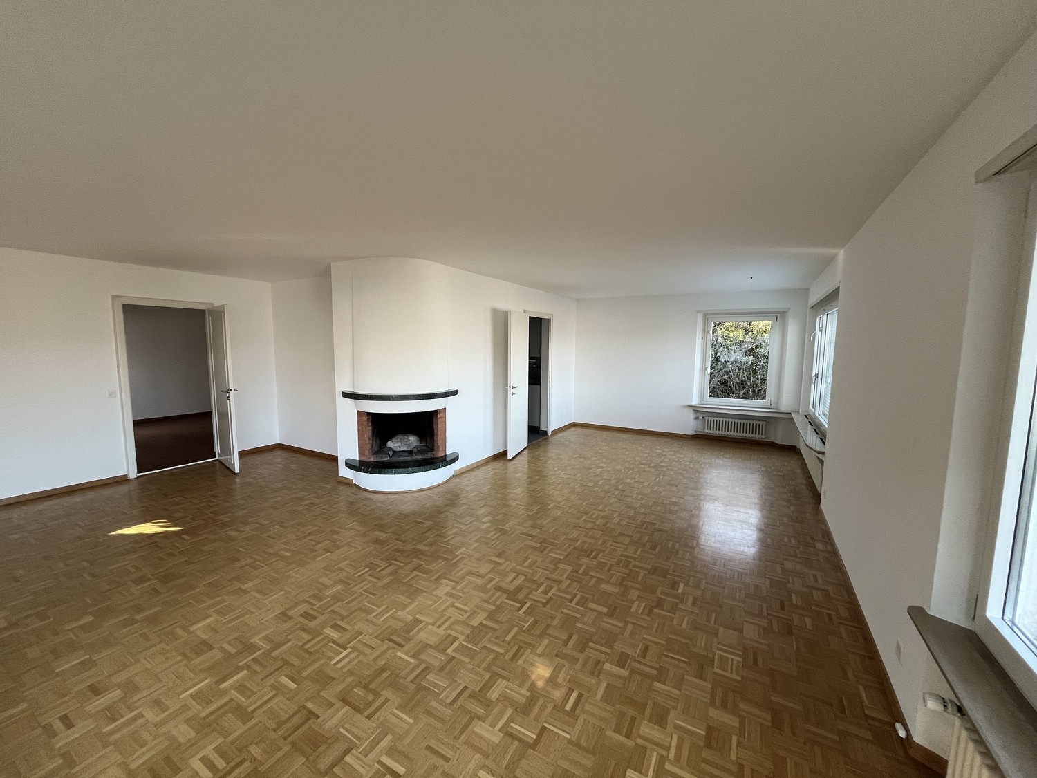 Maison individuelle de 6 pièces

Cette maison individuelle chaleureuse offre beaucoup d'espace pour toute la famille et convainc par son emplacement calme ainsi qu'une connexion optimale aux transports publics – l'arrêt de bus se trouve directement devant l'entrée.  
  
Points forts de la maison :  