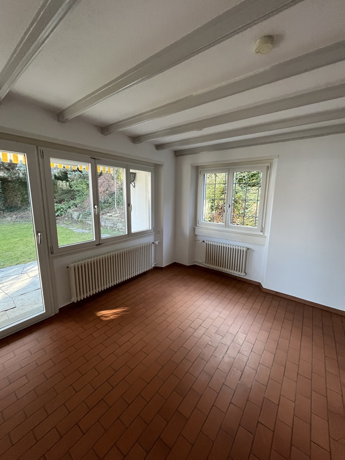 Maison individuelle de 6 pièces

Cette maison individuelle chaleureuse offre beaucoup d'espace pour toute la famille et convainc par son emplacement calme ainsi qu'une connexion optimale aux transports publics – l'arrêt de bus se trouve directement devant l'entrée.  
  
Points forts de la maison :  