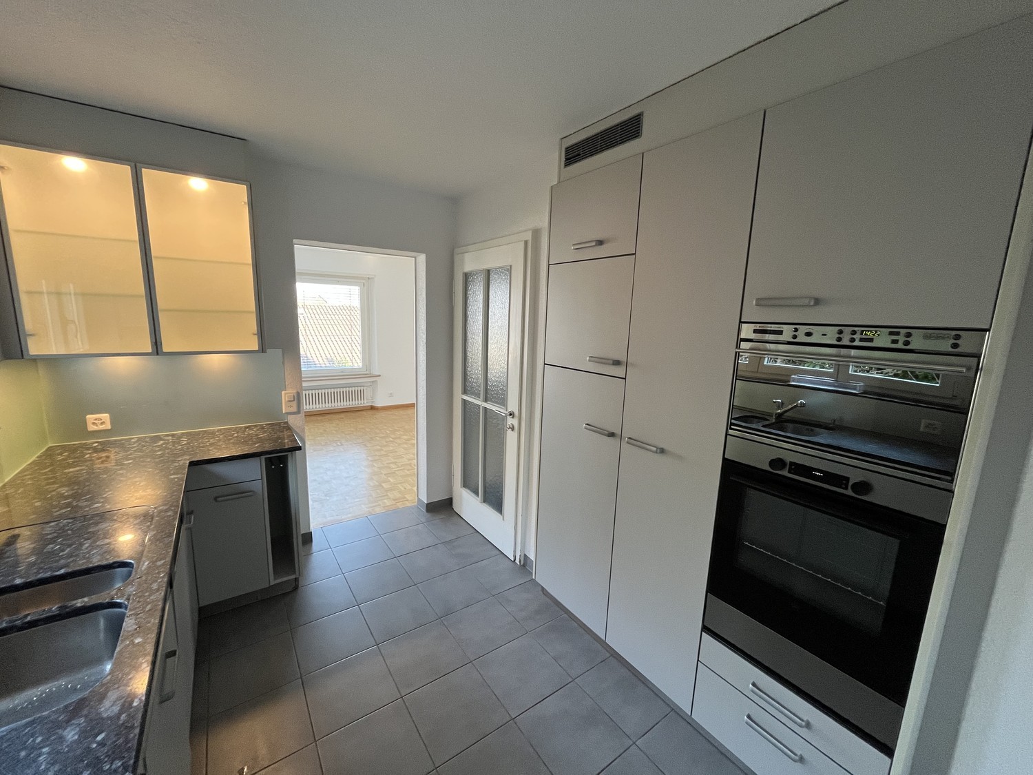 Maison individuelle de 6 pièces

Cette maison individuelle chaleureuse offre beaucoup d'espace pour toute la famille et convainc par son emplacement calme ainsi qu'une connexion optimale aux transports publics – l'arrêt de bus se trouve directement devant l'entrée.  
  
Points forts de la maison :  