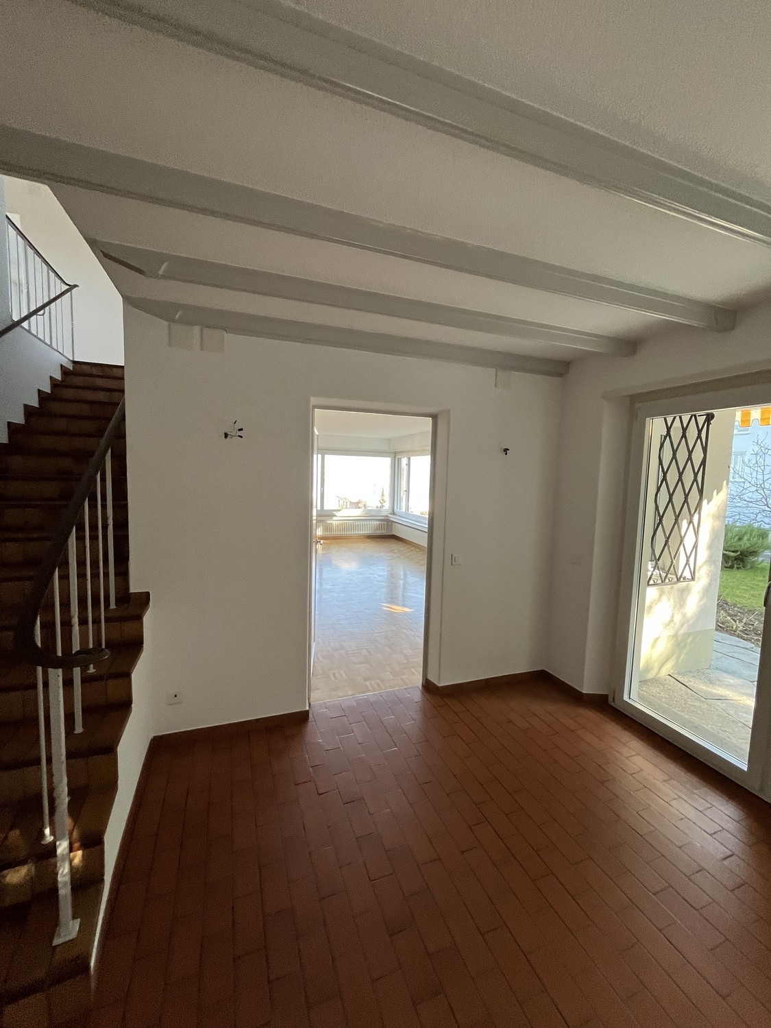 Maison individuelle de 6 pièces

Cette maison individuelle chaleureuse offre beaucoup d'espace pour toute la famille et convainc par son emplacement calme ainsi qu'une connexion optimale aux transports publics – l'arrêt de bus se trouve directement devant l'entrée.  
  
Points forts de la maison :  