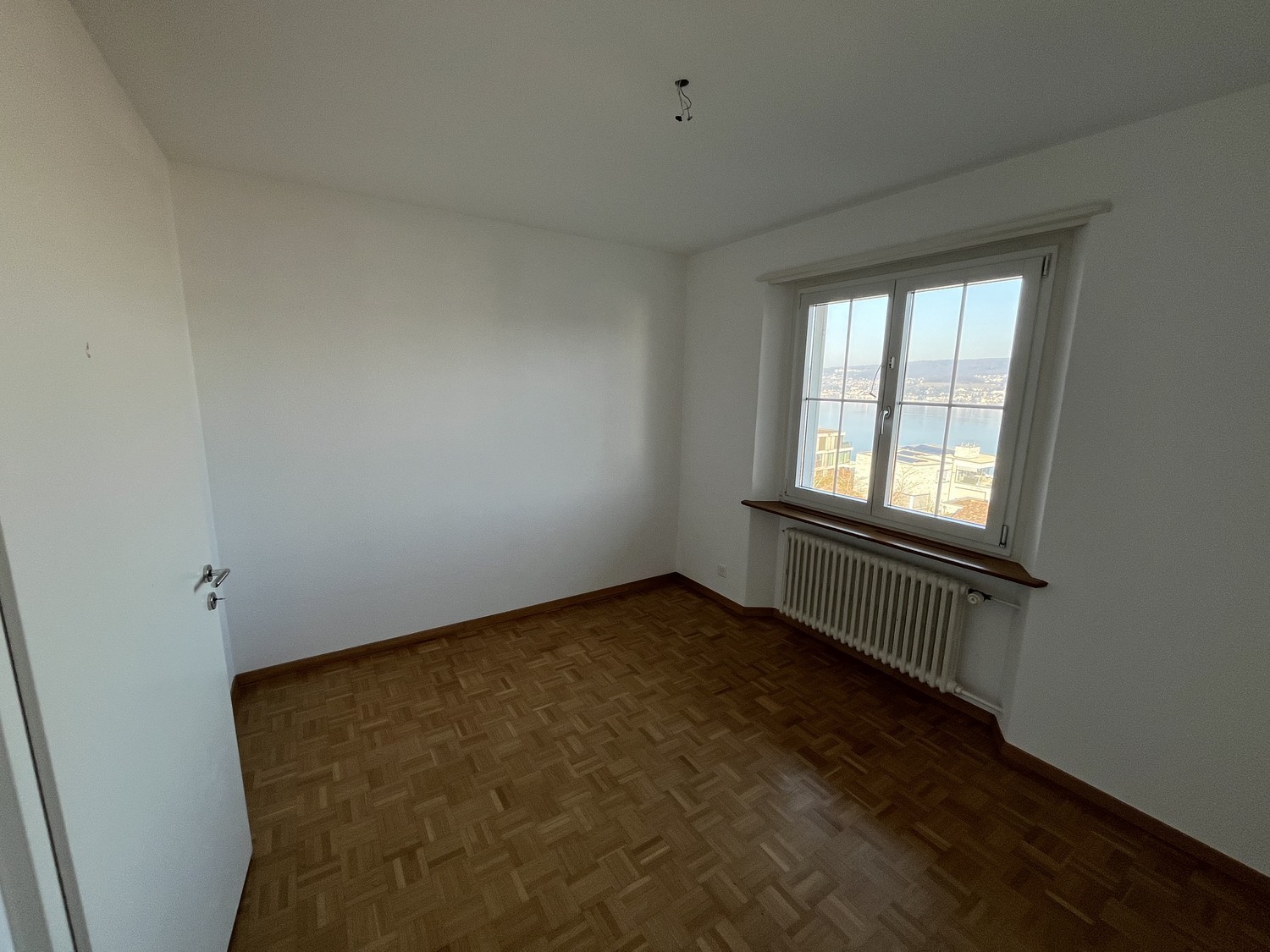 Maison individuelle de 6 pièces

Cette maison individuelle chaleureuse offre beaucoup d'espace pour toute la famille et convainc par son emplacement calme ainsi qu'une connexion optimale aux transports publics – l'arrêt de bus se trouve directement devant l'entrée.  
  
Points forts de la maison :  