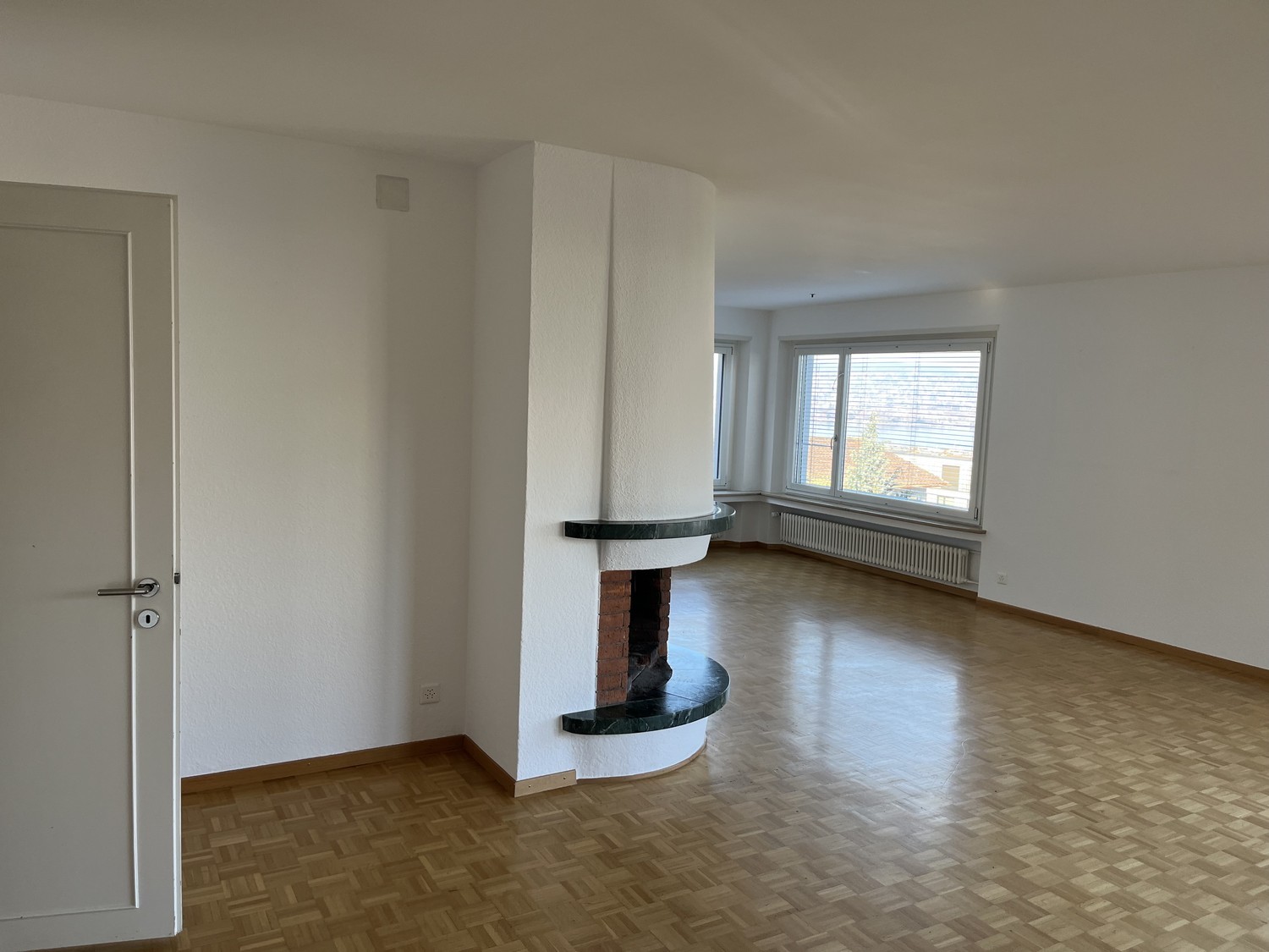 Maison individuelle de 6 pièces

Cette maison individuelle chaleureuse offre beaucoup d'espace pour toute la famille et convainc par son emplacement calme ainsi qu'une connexion optimale aux transports publics – l'arrêt de bus se trouve directement devant l'entrée.  
  
Points forts de la maison :  