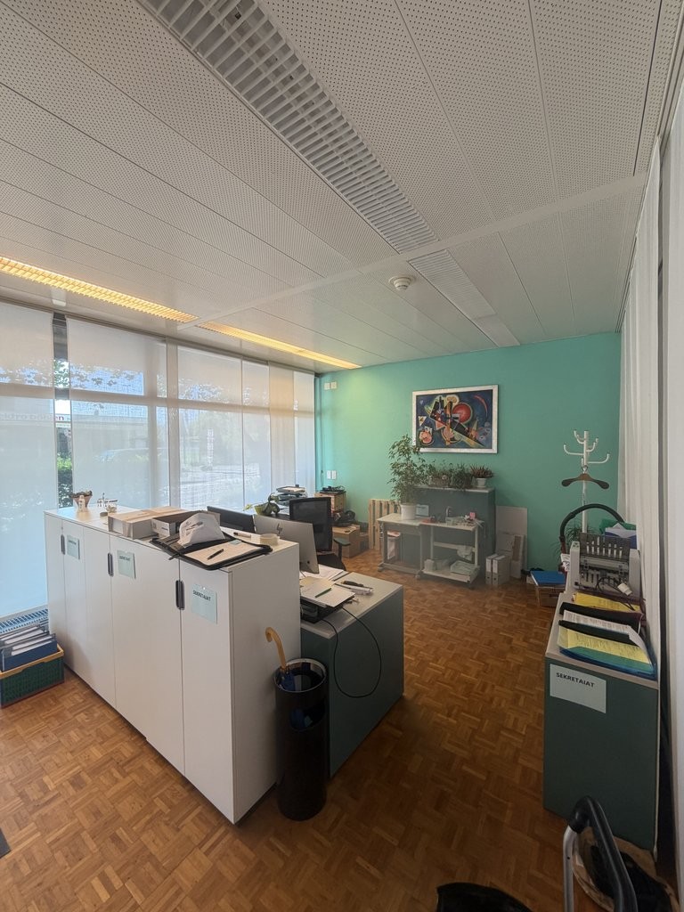 100m² office