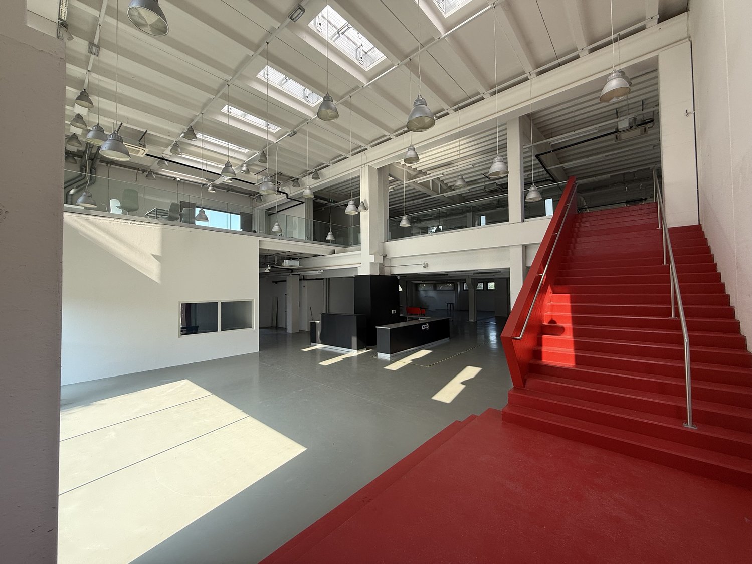 1940m² shop, photo 3 of 10